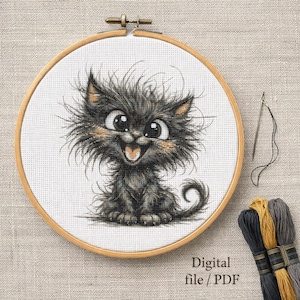 Modèle de point de croix PDF d'un adorable chaton noir duveteux, compatible avec les tablettes, aux grands yeux.