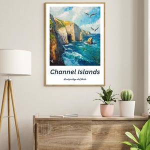 Puede incluir: Un p&oacute;ster de estilo vintage con una pintura de una costa rocosa con agua azul y gaviotas volando por encima. El texto "Channel Islands" est&aacute; impreso en azul en la parte inferior del p&oacute;ster, con las palabras "Archipelago del Norte" impresas en una fuente m&aacute;s peque&ntilde;a debajo.