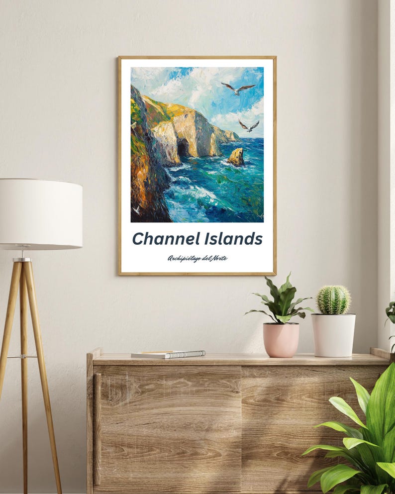 Puede incluir: Un p&oacute;ster de estilo vintage con una pintura de una costa rocosa con agua azul y gaviotas volando por encima. El texto "Channel Islands" est&aacute; impreso en azul en la parte inferior del p&oacute;ster, con las palabras "Archipelago del Norte" impresas en una fuente m&aacute;s peque&ntilde;a debajo.