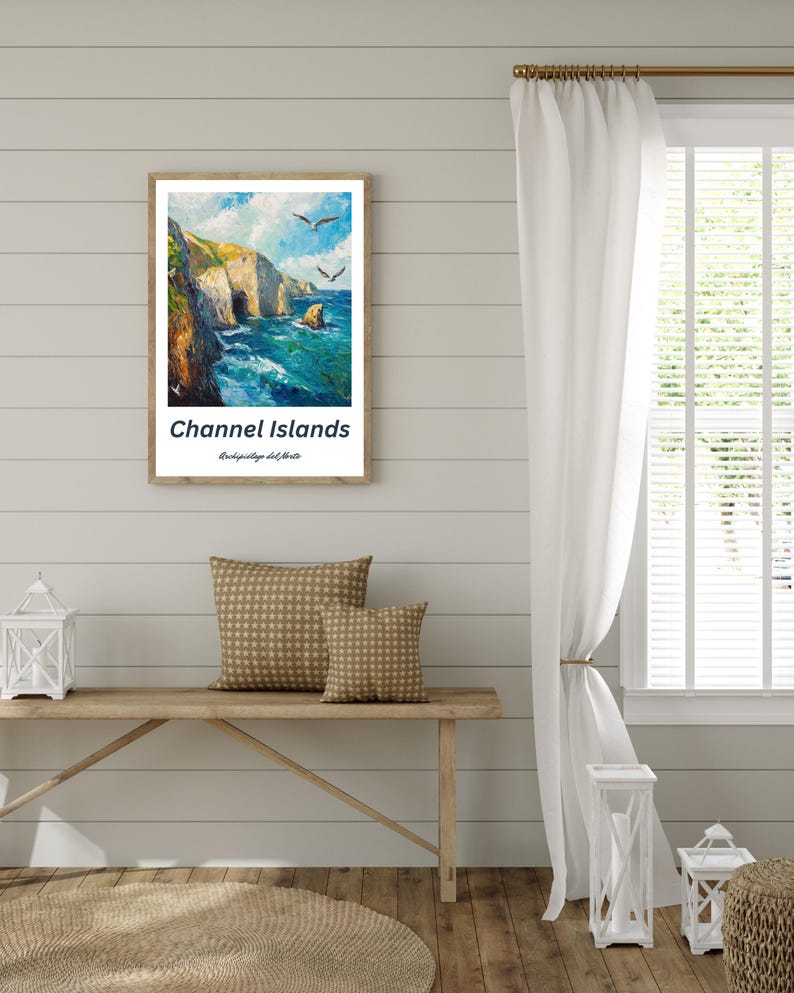 Puede incluir: Una pintura enmarcada de una costa rocosa con agua azul y algunas gaviotas volando por encima. La pintura se titula "Channel Islands" con el texto "Bailiwick of the Islands" debajo.