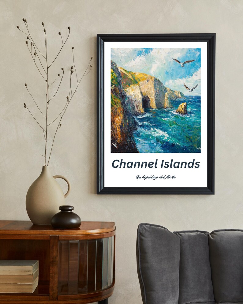 Puede incluir: Una pintura enmarcada de una costa rocosa con una cueva y agua azul. La pintura se titula "Channel Islands" con el subt&iacute;tulo "Archipelago del Norte".