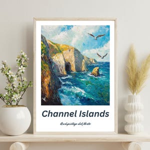 Puede incluir: Una pintura de una costa rocosa con una cueva y agua azul. El cielo es azul con nubes blancas. Hay tres gaviotas volando en el cielo. La pintura se titula "Channel Islands, Archipi&eacute;lago del Norte".