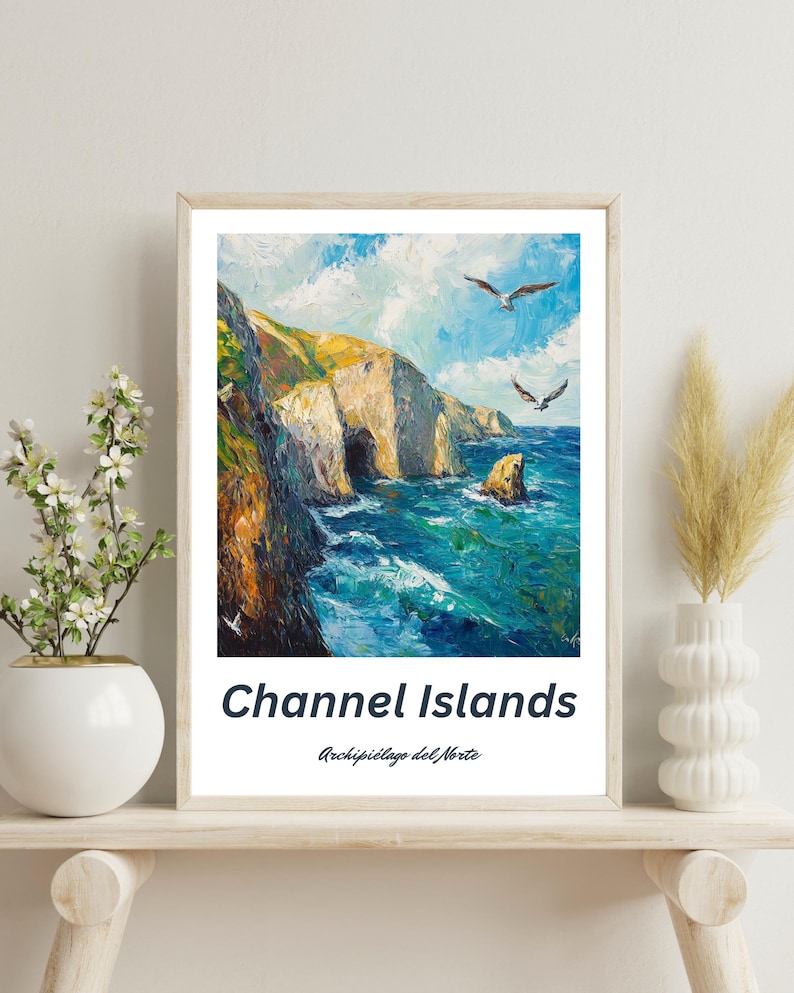 Puede incluir: Una pintura de una costa rocosa con una cueva y agua azul. El cielo es azul con nubes blancas. Hay tres gaviotas volando en el cielo. La pintura se titula "Channel Islands, Archipi&eacute;lago del Norte".
