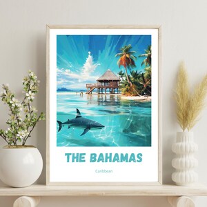 Puede incluir: Una ilustración colorida de una escena de isla tropical con una cabaña de madera sobre pilotes sobre agua turquesa. Un tiburón nada en el agua debajo de la cabaña. El texto "THE BAHAMAS" y "Caribbean" está impreso debajo de la imagen.