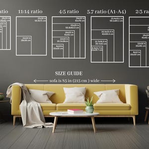 Puede incluir: Una gu&iacute;a de tallas para obras de arte, que muestra diferentes proporciones y sus dimensiones correspondientes en pulgadas y cent&iacute;metros. La gu&iacute;a se muestra en una pared gris con un sof&aacute; amarillo y una mesa peque&ntilde;a delante. El texto "sof&aacute; de 85 pulgadas (215 cm) de ancho" est&aacute; escrito debajo de la gu&iacute;a.