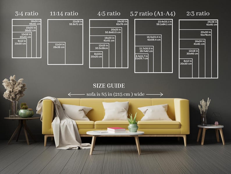 Puede incluir: Una gu&iacute;a de tallas para obras de arte, que muestra diferentes proporciones y sus dimensiones correspondientes en pulgadas y cent&iacute;metros. La gu&iacute;a se muestra en una pared gris con un sof&aacute; amarillo y una mesa peque&ntilde;a delante. El texto "sof&aacute; de 85 pulgadas (215 cm) de ancho" est&aacute; escrito debajo de la gu&iacute;a.