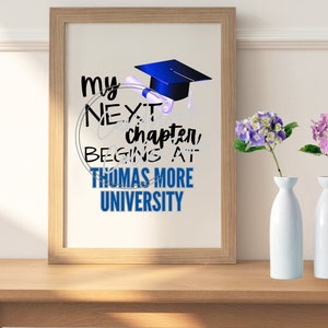 Op de afbeelding: Een afstudeeraan kondiging met een blauwe afstudeerpet en een diploma. De tekst luidt "Mijn volgende hoofdstuk begint aan de Thomas More University".