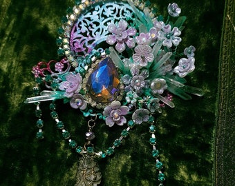 Von Jugendstil und Elfenkunst inspirierte Mondschein Wiese Blumen Brosche - Schutzpatron
