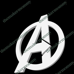 Może przedstawiać: Białe, trójwymiarowe logo Avengers na czarnym tle. Logo przedstawia stylizowaną literę "A" w okręgu, z efektem cienia. Tekst "themakermommy" jest znakiem wodnym na obrazie.