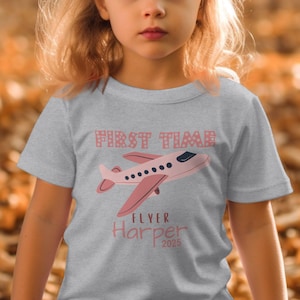 Camiseta de primer vuelo para niños pequeños, camiseta personalizada de avión para niños, camiseta personalizada de primer vuelo, linda camiseta de viaje para niños, regalo de viaje divertido para niñas