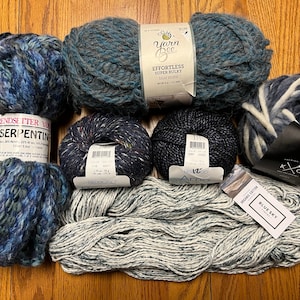 Designer Garn-Wundertüte - Beat the Blues! Schöne Mischung aus Berroco, Blue Sky, Yarn Bee, K & C Pixel und Trendsetter Garnen - insgesamt 600 m.