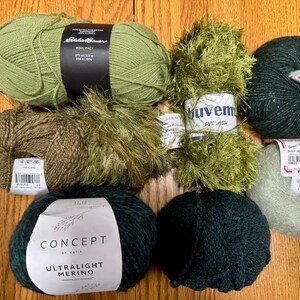 Op de afbeelding: Assortiment van groene garenklossen, waaronder een pluche groen garen, een donkergroen garen en een lichtgroen garen. De garenetiketten bevatten de merknamen "Katia", "Cernina", "Schachenmayr", "Laveme" en "Ella Rae".
