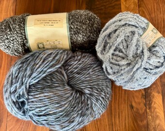 Designer Yarn Wundertüte - Großer, sehr weicher, handgesponnener Strang aus grau-blauem Garn mit Akzent-Grau- und Blau-Garnen, von Hand gesponnen!
