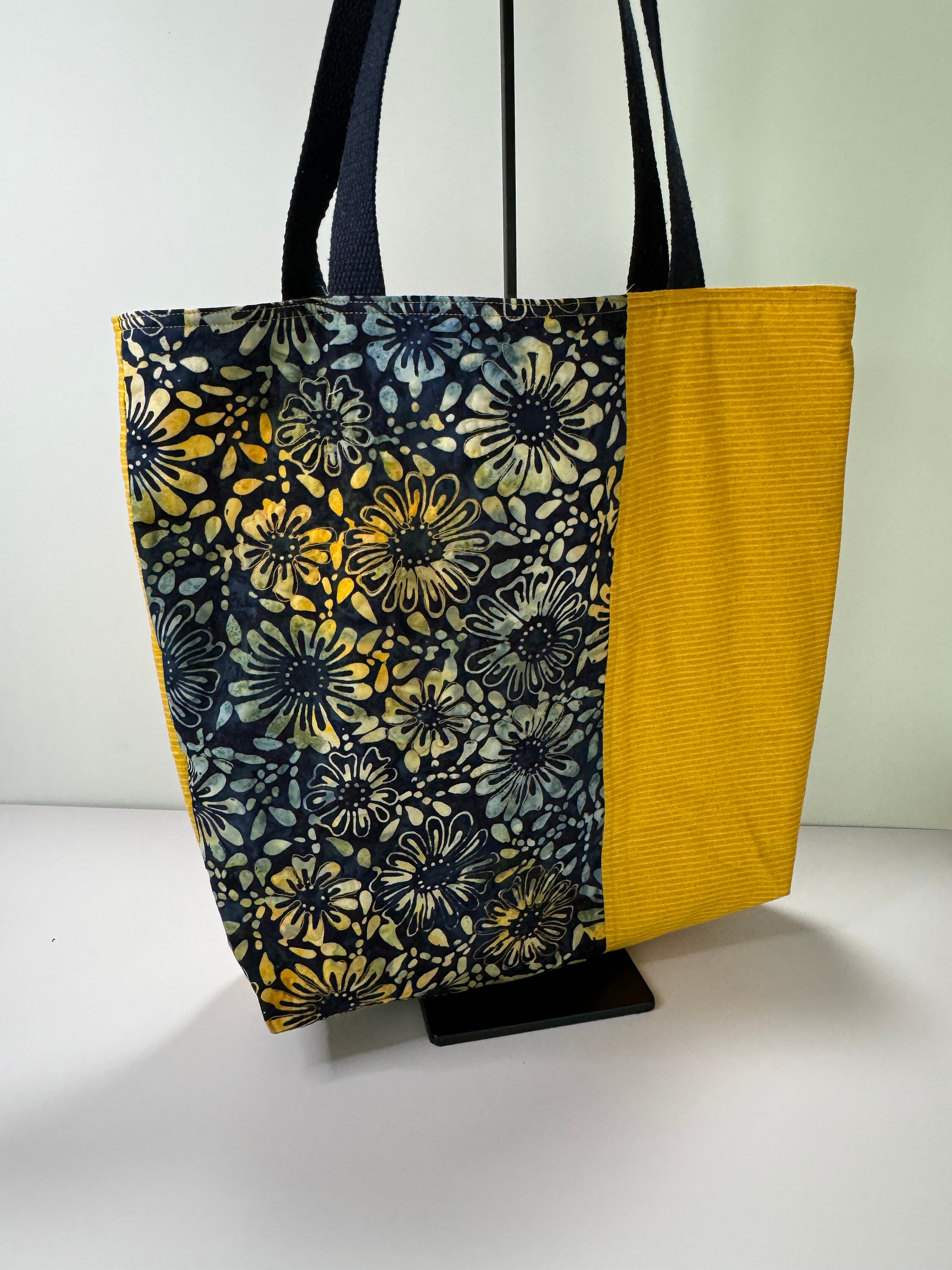 MAGOU Quilted Cotton Hobo Shoulder Bag - Floral Print With Three Compartments & Front Pocket