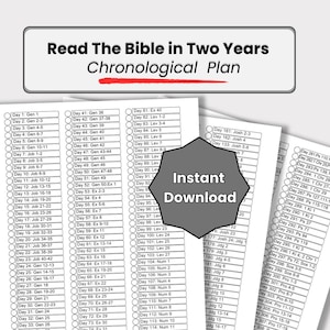 Puede incluir: Un gráfico imprimible en blanco y negro con el texto "Leer la Biblia en dos años Plan cronológico". El gráfico enumera las lecturas diarias de la Biblia, con cada día numerado y el libro y los capítulos correspondientes enumerados.