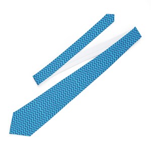 Puede incluir: Una corbata azul con forro blanco y un patrón de chevron azul oscuro.