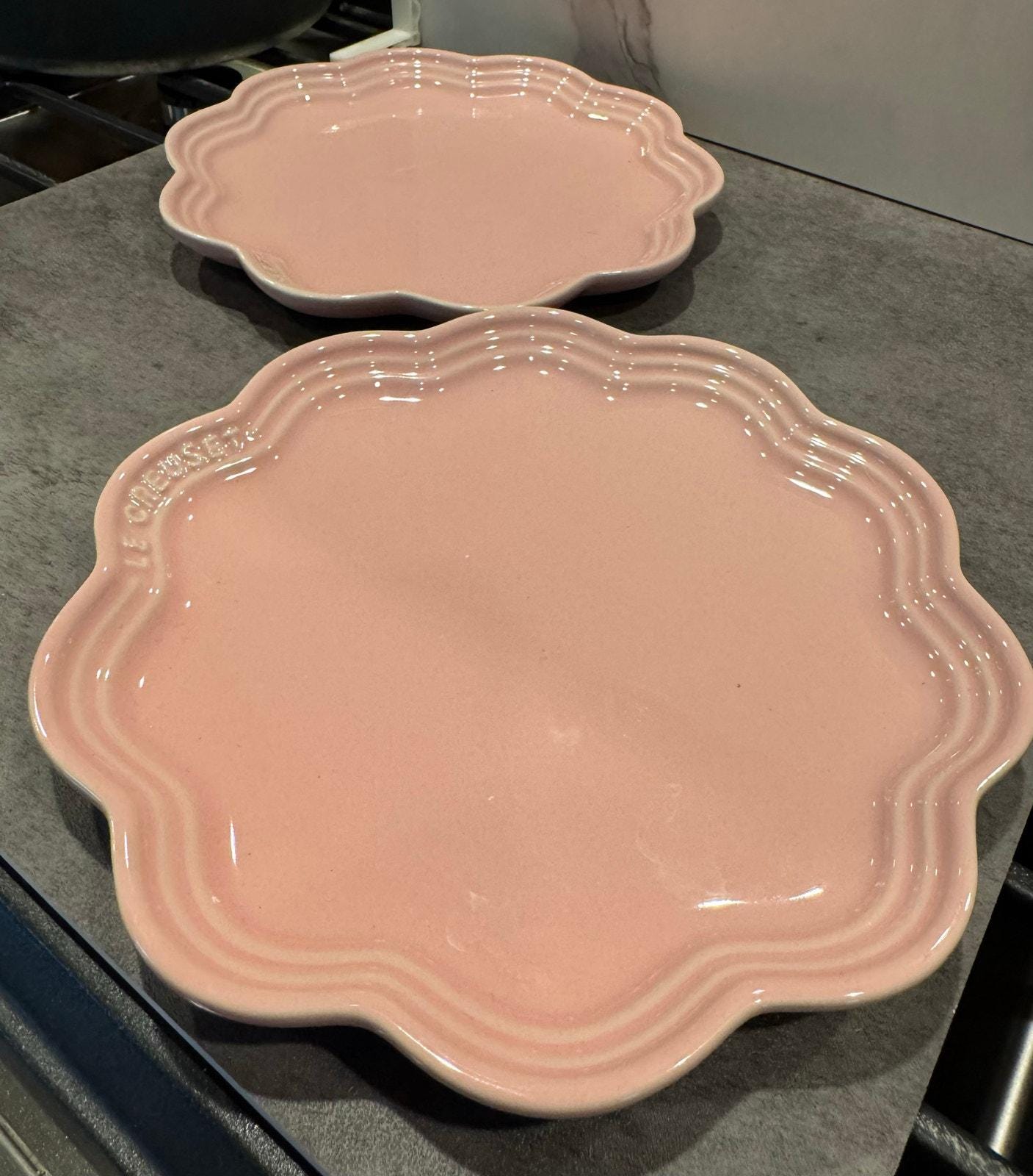Set of 2 Le Creuset FRILL Flower Scallopped Stoneware Plate 8 in