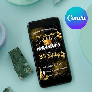 Puede incluir: Una invitación a una fiesta de cumpleaños negra y dorada en la pantalla de un teléfono inteligente. La invitación presenta una corona, el texto "Miranda's 35th Birthday", y una fecha y hora. El fondo es negro con brillo dorado.