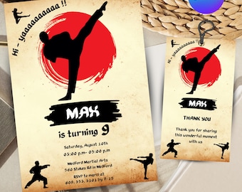 Puede incluir: Una invitación roja y blanca con una silueta negra de una persona dando una patada de karate. La invitación dice "Hi-yaaaaaaaaaa!! Max cumple 9 años" e incluye detalles para una fiesta de cumpleaños en un estudio de artes marciales.
