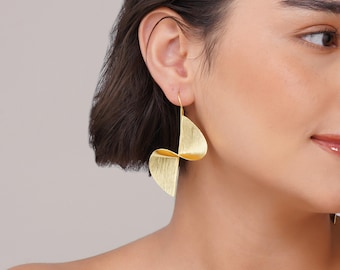 彫刻的なゴールドツイストドロップイヤリング