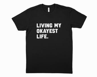 Viviendo mi vida más aceptable / Camiseta gráfica autocrítica / Camiseta antiinspiradora