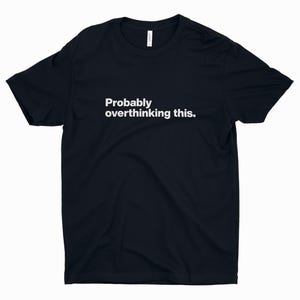 考えすぎなTシャツ - 面白いミニマリストTシャツ