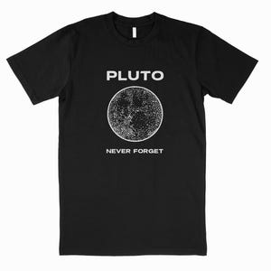 冥王星「決して忘れない」シャツ - おもしろ宇宙Tシャツ - 天文学オタクへのギフト - 科学グラフィックTシャツ - レトロな太陽系シャツ