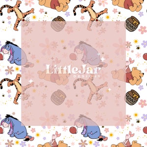 Puede incluir: Un fondo blanco con un patrón repetido de los personajes Winnie de Pooh, Piglet, Eeyore y Tigger. Los personajes están rodeados de flores, abejas y tarros de miel. El texto "LittleJar Designs" está en el centro de la imagen.