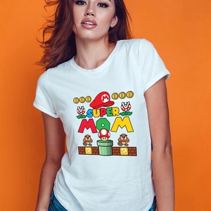 Personalisiertes Super Mom Mario Shirt - Benutzerdefiniertes Muttertagsgeschenk, lustiges Gamer Mom Tee, Geburtstagsgeschenk für Superhelden-Mütter, cooles Mama-T-Shirt