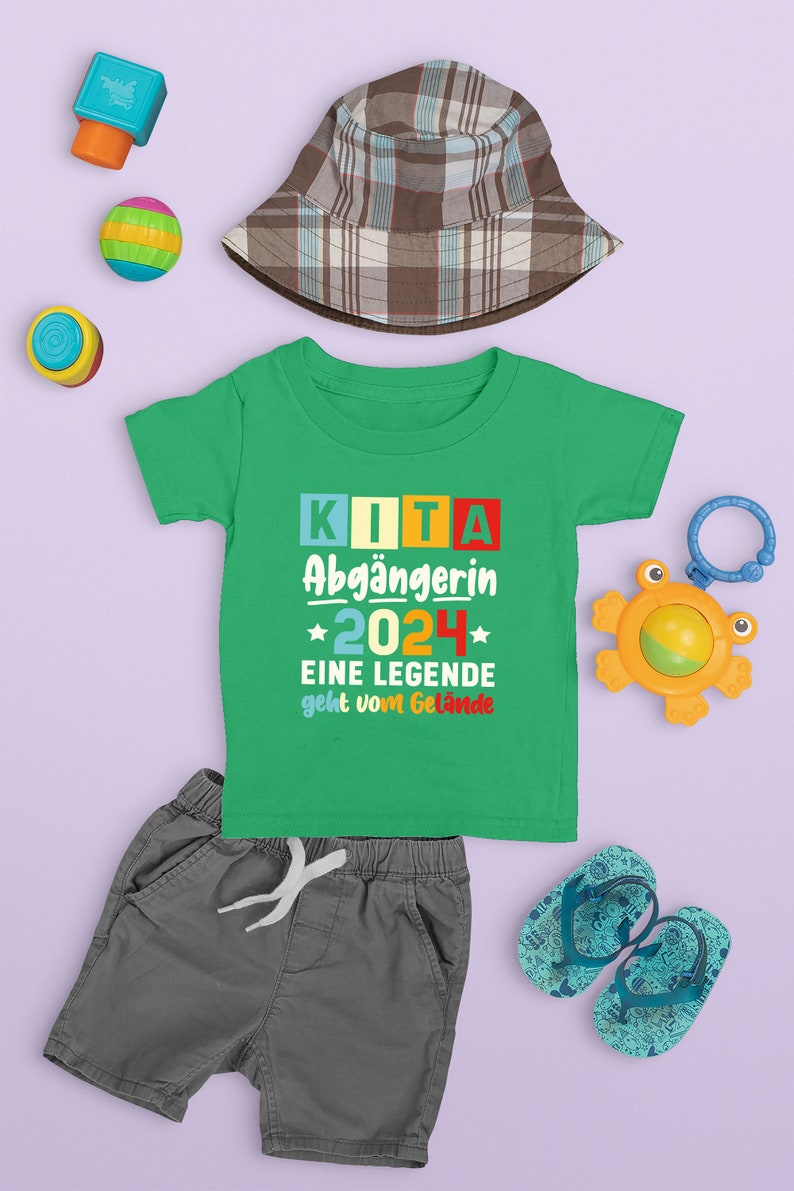 Geschenk schulanfang, kindergarten abschied, Kinder Kita Abgänger oder Abgängerin 2024 Schulkind Einschulung Schule Letzter Tag T-Shirt Kelly Green