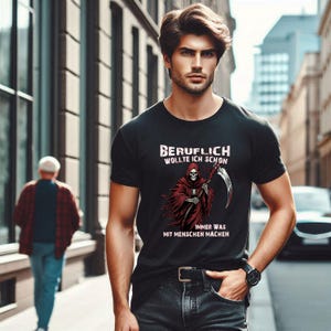 Può includere: T-shirt nero girocollo con grafica di un Grim Reaper con una falce. Il testo sulla maglietta recita: "BERUFLICH WOLLTE ICH SCHON IMMER WAS MIT MENSCHEN MACHEN."