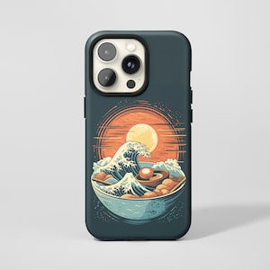 Puede incluir: Una funda de teléfono azul oscuro con un gráfico de una ola rompiendo en un cuenco de ramen. La ola es azul y blanca, y el ramen es naranja y marrón. El fondo es azul oscuro con una puesta de sol roja y naranja.