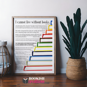 Peut inclure: Une affiche encadrée avec un fond blanc et du texte noir qui dit "Je ne peux pas vivre sans livres." Le texte est accompagné d'une illustration colorée de livres empilés. L'affiche est encadrée dans un cadre en bois brun et est accrochée à un mur blanc.