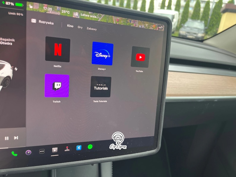 K&ouml;nnte beinhalten: Ein Tesla-Touchscreen-Display, auf dem verschiedene Streaming-Apps angezeigt werden, darunter Netflix, Disney+, YouTube, Twitch und Tesla Tutorials. Der Bildschirm befindet sich im Innenraum eines Autos.