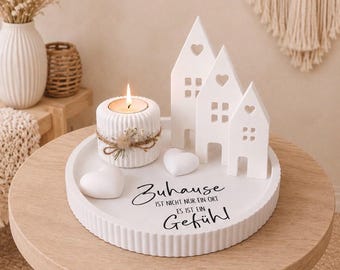 Tablett rund, weiß mit Schriftzug "Zuhause ist…" & 3 Lichthäuser, Teelichthalter und Herz, Raysin