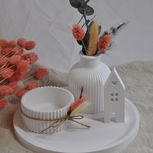 Round tray, white with tea light holder, vase & 1 light house, Raysin