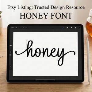 Könnte beinhalten: Ein digitales Tablet zeigt das Wort honey in einer schwarzen Schreibschrift. Auf dem Bildschirm steht Etsy Listing: Trusted Design Resource HONEY FONT. Ein goldenes rundes Abzeichen zeigt INSTANT DOWNLOAD & LIFETIME ACCESS mit einem Download-Symbol.