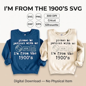 Op de afbeelding: Een blauw sweatshirt en een crèmekleurig sweatshirt, elk met de tekst "please be patient with me i'm from the 1900's" naast lijntekeningen van een vinylplaat, een cassettebandje en een diskette. De afbeelding bevat labels voor bestandsformaten.