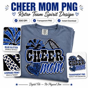 Op de afbeelding: Een blauw t-shirt met een grafisch ontwerp met de tekst CHEER mom. Het ontwerp bevat een blauwe glitter pompon, een megafoon met luipaardprint en een blauw glitterhart. De afbeelding toont tekstlabels voor blauwe glitter en luipaardprint.