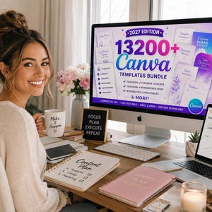 Op de afbeelding: Een computermonitor toont een advertentie voor een 13200+ Canva sjablonenbundel editie 2027 met tekst over trackers, werkboeken en printables. Een laptop toont een Etsy-dashboard met analyses, terwijl notitieboeken met de tekst Content Plan en Focus Plan Achieve op een houten bureau liggen.
