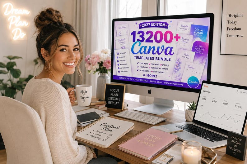 Op de afbeelding: Een computermonitor toont een advertentie voor een 13200+ Canva sjablonenbundel editie 2027 met tekst over trackers, werkboeken en printables. Een laptop toont een Etsy-dashboard met analyses, terwijl notitieboeken met de tekst Content Plan en Focus Plan Achieve op een houten bureau liggen.