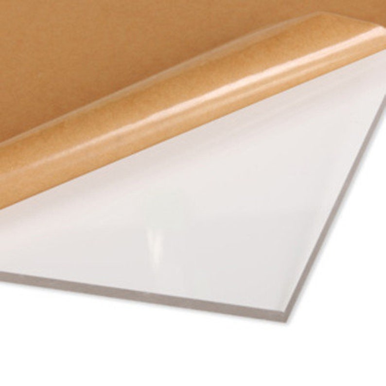 Puede incluir: Una l&aacute;mina de acr&iacute;lico transparente con un respaldo de papel marr&oacute;n protector. La l&aacute;mina es lisa y transparente.