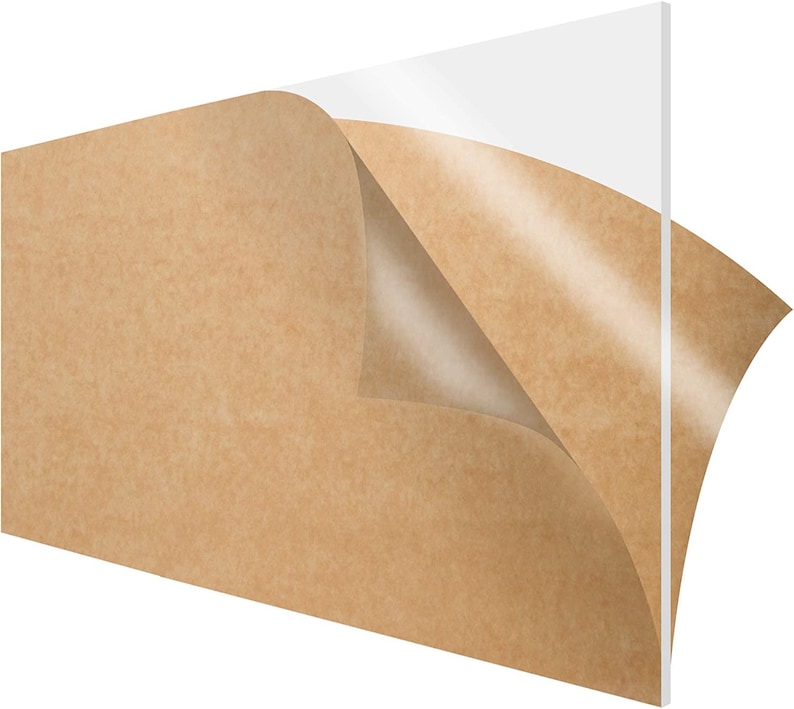 Puede incluir: Una l&aacute;mina de acr&iacute;lico transparente con un respaldo de papel marr&oacute;n protector. El papel est&aacute; parcialmente despegado para revelar el acr&iacute;lico transparente.