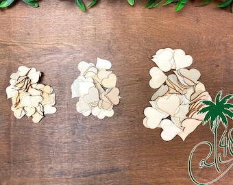 Puede incluir: Un montón de formas de corazón de madera en varios tamaños, perfectas para manualidades o decoración. Los corazones son de color marrón claro y tienen una veta de madera natural.