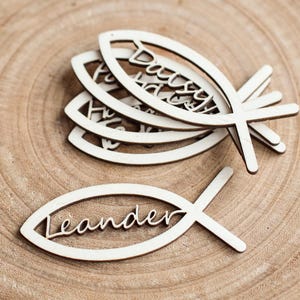 Platzkarten Kommunion - Konfirmation - Taufe -*Feste* - Schriftzug aus Holz -  personalisierte Namen  - Finde deinen Platz - Name im Fisch
