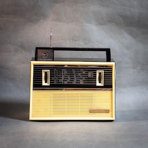 Radio vintage VEF Spidola 10 fabricada en 1963, con módulo FM, capta todas las emisoras de radio modernas.