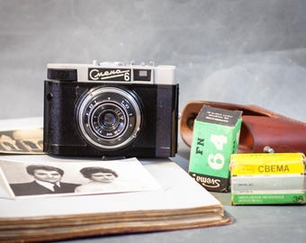 1970年代のヴィンテージ Petri FT 35 mm フィルムカメラ（革製ケース