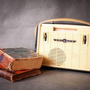 Radio portátil a transistores soviética vintage, marca registrada Spidola, coleccionable de los años 60 con módulo FM.