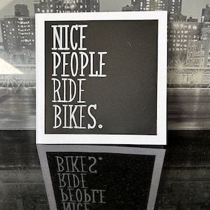 Biglietto di auguri per ciclista in bianco e nero. Mappa Le persone simpatiche vanno in bicicletta. Bella carta ciclistica. Mappa con biciclette citate.
