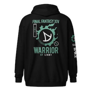 Könnte beinhalten: Schwarzer Kapuzenpullover mit dem Text "FINAL FANTASY XIV" und "WARRIOR OF LIGHT" in Weiß und Türkis. Auf der Rückseite befindet sich ein türkisfarbenes Grafikdesign mit japanischem Text und einem weißen Symbol. Der Ärmel hat zusätzlichen japanischen Text.